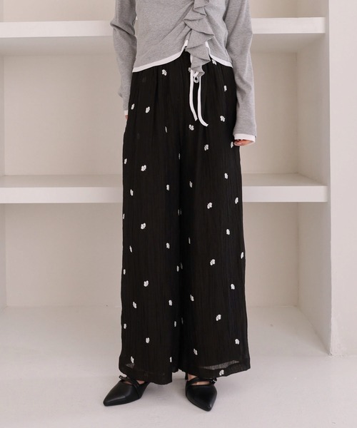 archives(アルシーヴ)の「花柄刺繍イージーワイドパンツ(その他パンツ・レディース・アイボリー/ブラック・MEDIUM)」の1枚目の写真