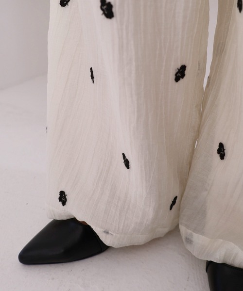 archives(アルシーヴ)の「花柄刺繍イージーワイドパンツ(その他パンツ・レディース・アイボリー/ブラック・MEDIUM)」の7枚目の写真