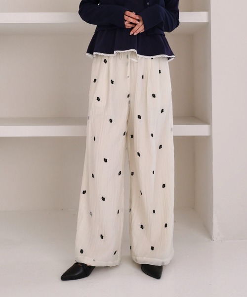 archives(アルシーヴ)の「花柄刺繍イージーワイドパンツ(その他パンツ・レディース・アイボリー/ブラック・MEDIUM)」の4枚目の写真