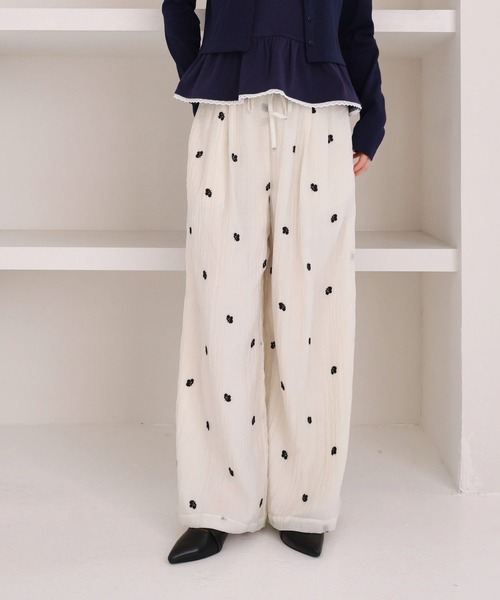 archives(アルシーヴ)の「花柄刺繍イージーワイドパンツ(その他パンツ・レディース・アイボリー/ブラック・MEDIUM)」の3枚目の写真