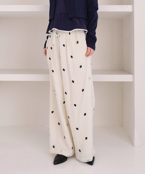 archives(アルシーヴ)の「花柄刺繍イージーワイドパンツ(その他パンツ・レディース・アイボリー/ブラック・MEDIUM)」の5枚目の写真