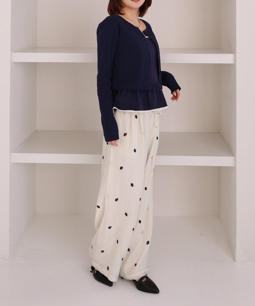 archives(アルシーヴ)の「花柄刺繍イージーワイドパンツ(その他パンツ・レディース・アイボリー/ブラック・MEDIUM)」の10枚目の写真