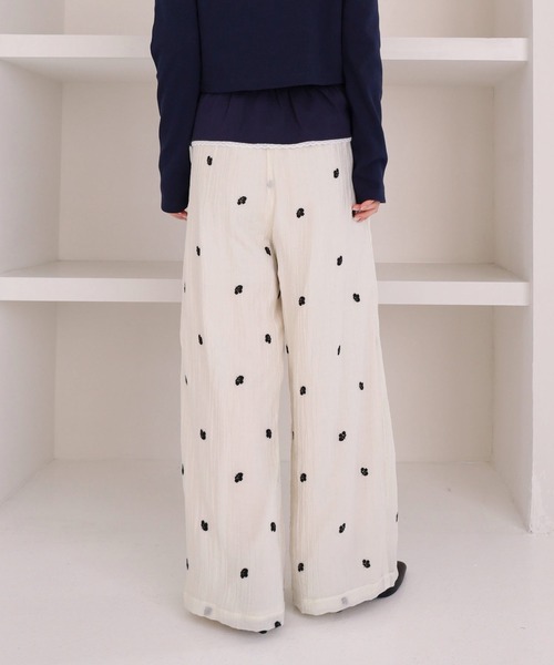 archives(アルシーヴ)の「花柄刺繍イージーワイドパンツ(その他パンツ・レディース・アイボリー/ブラック・MEDIUM)」の6枚目の写真