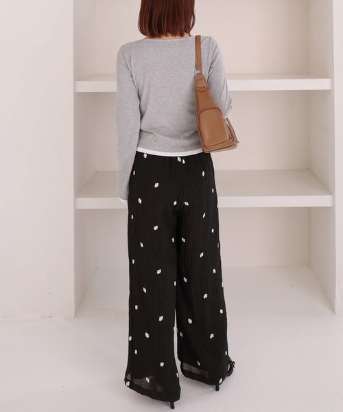 archives(アルシーヴ)の「花柄刺繍イージーワイドパンツ(その他パンツ・レディース・アイボリー/ブラック・MEDIUM)」の20枚目の写真