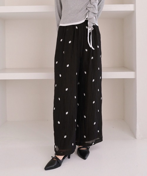 archives(アルシーヴ)の「花柄刺繍イージーワイドパンツ(その他パンツ・レディース・アイボリー/ブラック・MEDIUM)」の12枚目の写真