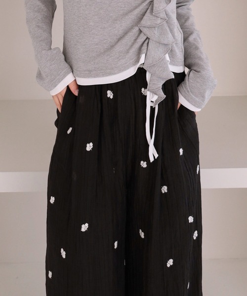 archives(アルシーヴ)の「花柄刺繍イージーワイドパンツ(その他パンツ・レディース・アイボリー/ブラック・MEDIUM)」の15枚目の写真