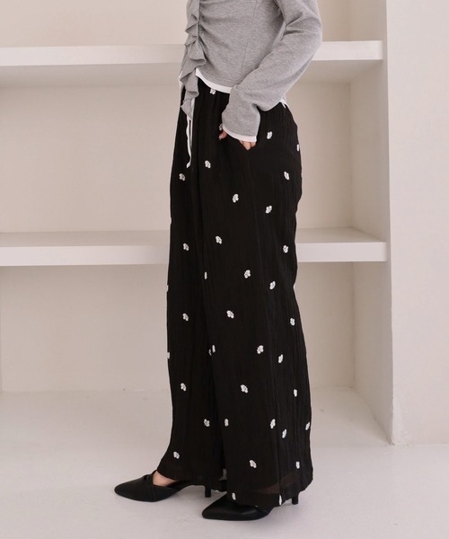 archives(アルシーヴ)の「花柄刺繍イージーワイドパンツ(その他パンツ・レディース・アイボリー/ブラック・MEDIUM)」の13枚目の写真