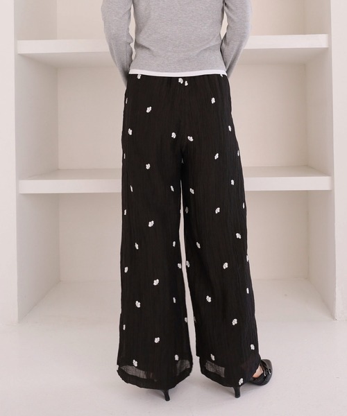 archives(アルシーヴ)の「花柄刺繍イージーワイドパンツ(その他パンツ・レディース・アイボリー/ブラック・MEDIUM)」の14枚目の写真