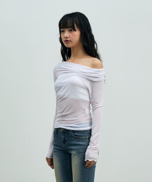 ARI(アリ)の「ELIN DRAPE OFF-SHOULDER TOP / WHITE(Tシャツ/カットソー・レディース・ホワイト・FREE)」の2枚目の写真
