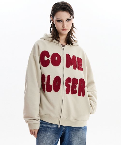 HOODHOOD(フッドフッド)の「COME CLOSER アプリケ フードパーカー ベージュ(パーカー・レディース・その他・1/2)」の2枚目の写真