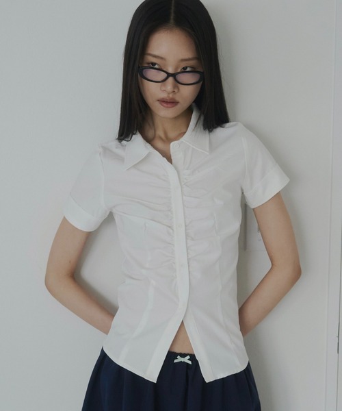FEKETE(フェケテ)の「gather compact-fit shirt / ギャザータイトシャツ(シャツ/ブラウス・レディース・グレー/ネイビー/ブラック/ミント/ホワイト・SMALL/LARGE/MEDIUM)」の2枚目の写真