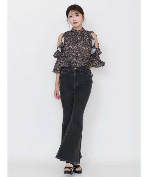 EATME（イートミー）の「【日比谷花壇コラボ】フリルオープンショルダーフラワーブラウス（シャツ/ブラウス・レディース・ピンク/ブラック/イエロー・FREE）」の4枚目の写真