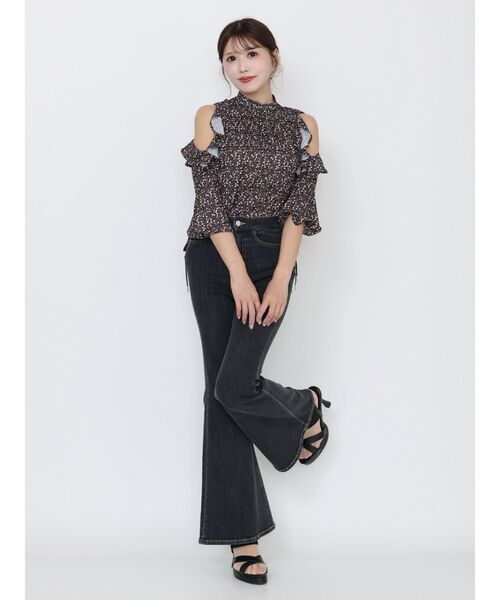 EATME（イートミー）の「【日比谷花壇コラボ】フリルオープンショルダーフラワーブラウス（シャツ/ブラウス・レディース・ピンク/ブラック/イエロー・FREE）」の5枚目の写真