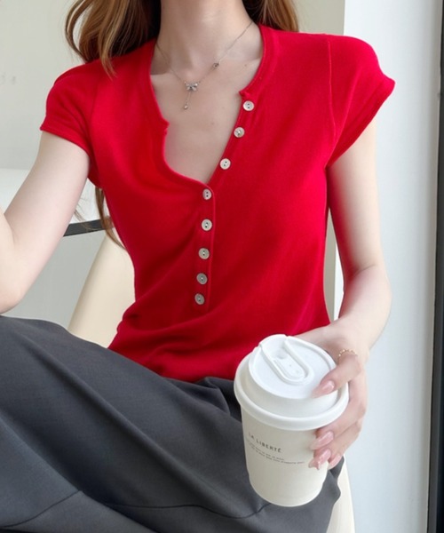 Ada.(エイダ)の「ボタンデザイン ヘンリーネック コンパクト 半袖 カットソー(Tシャツ/カットソー・レディース・レッド/チャコール/ベージュ・FREE)」の3枚目の写真