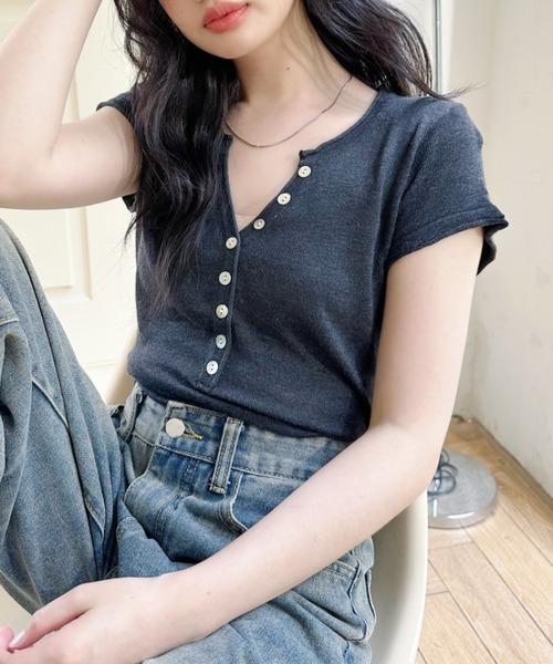 Ada.(エイダ)の「ボタンデザイン ヘンリーネック コンパクト 半袖 カットソー(Tシャツ/カットソー・レディース・レッド/チャコール/ベージュ・FREE)」の2枚目の写真