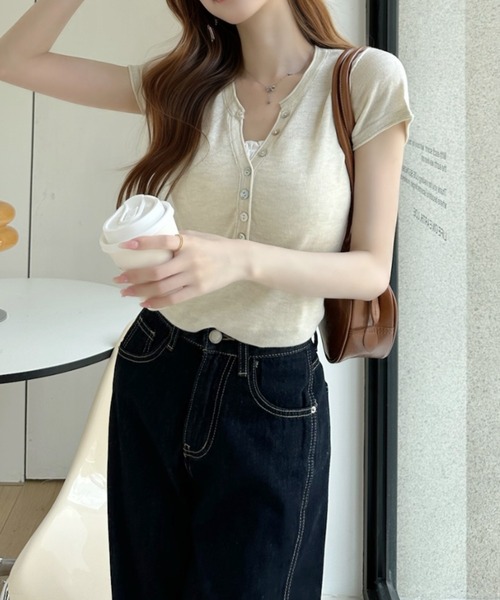 Ada.(エイダ)の「ボタンデザイン ヘンリーネック コンパクト 半袖 カットソー(Tシャツ/カットソー・レディース・レッド/チャコール/ベージュ・FREE)」の19枚目の写真