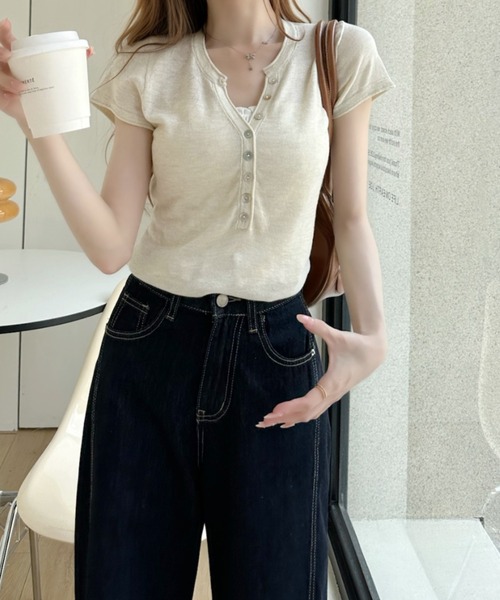 Ada.(エイダ)の「ボタンデザイン ヘンリーネック コンパクト 半袖 カットソー(Tシャツ/カットソー・レディース・レッド/チャコール/ベージュ・FREE)」の14枚目の写真