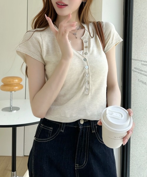 Ada.(エイダ)の「ボタンデザイン ヘンリーネック コンパクト 半袖 カットソー(Tシャツ/カットソー・レディース・レッド/チャコール/ベージュ・FREE)」の15枚目の写真