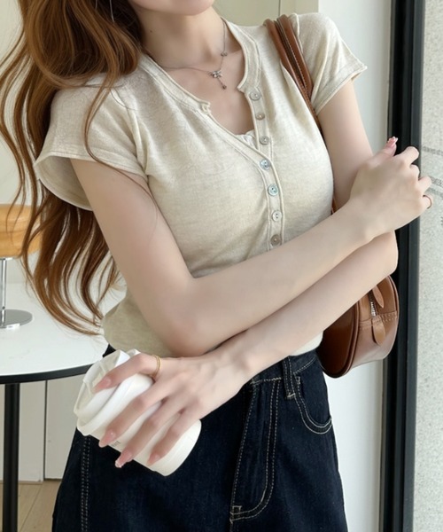 Ada.(エイダ)の「ボタンデザイン ヘンリーネック コンパクト 半袖 カットソー(Tシャツ/カットソー・レディース・レッド/チャコール/ベージュ・FREE)」の16枚目の写真