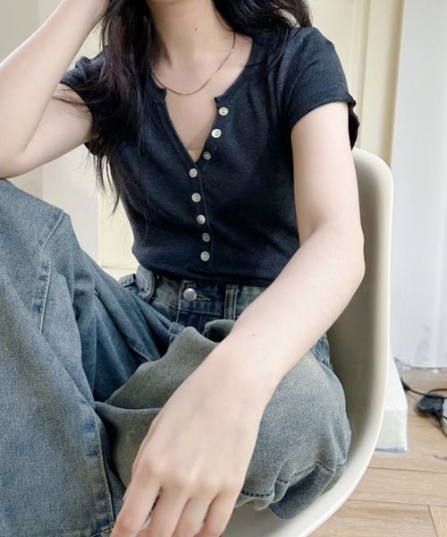 Ada.(エイダ)の「ボタンデザイン ヘンリーネック コンパクト 半袖 カットソー(Tシャツ/カットソー・レディース・レッド/チャコール/ベージュ・FREE)」の17枚目の写真