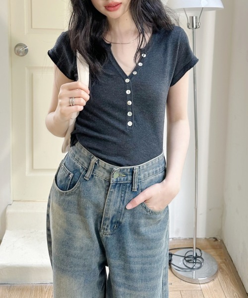 Ada.(エイダ)の「ボタンデザイン ヘンリーネック コンパクト 半袖 カットソー(Tシャツ/カットソー・レディース・レッド/チャコール/ベージュ・FREE)」の6枚目の写真
