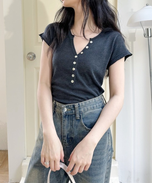 Ada.(エイダ)の「ボタンデザイン ヘンリーネック コンパクト 半袖 カットソー(Tシャツ/カットソー・レディース・レッド/チャコール/ベージュ・FREE)」の7枚目の写真