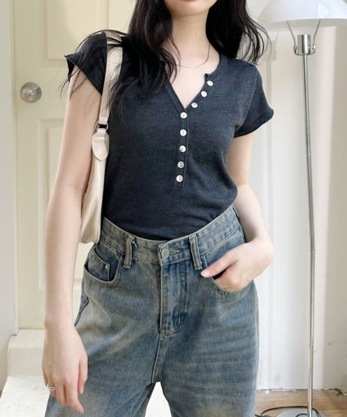 Ada.(エイダ)の「ボタンデザイン ヘンリーネック コンパクト 半袖 カットソー(Tシャツ/カットソー・レディース・レッド/チャコール/ベージュ・FREE)」の8枚目の写真