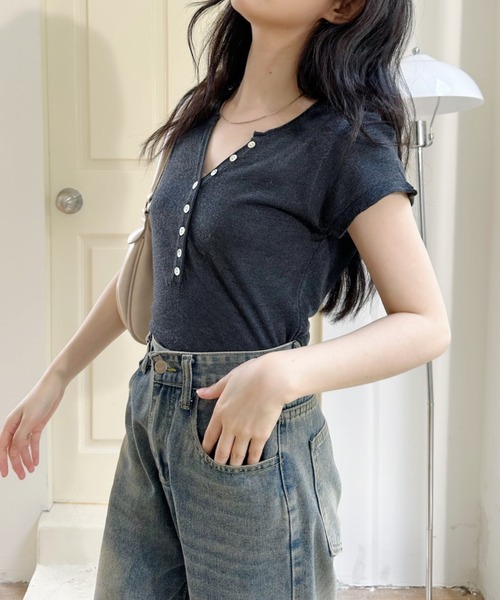 Ada.(エイダ)の「ボタンデザイン ヘンリーネック コンパクト 半袖 カットソー(Tシャツ/カットソー・レディース・レッド/チャコール/ベージュ・FREE)」の5枚目の写真