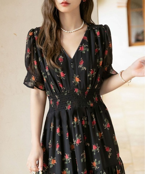 &soiree(アンドソワレ)の「花柄Vネック半袖シアーワンピース(ワンピース・レディース・ブラック・MEDIUM/LARGE/X-LARGE)」の2枚目の写真