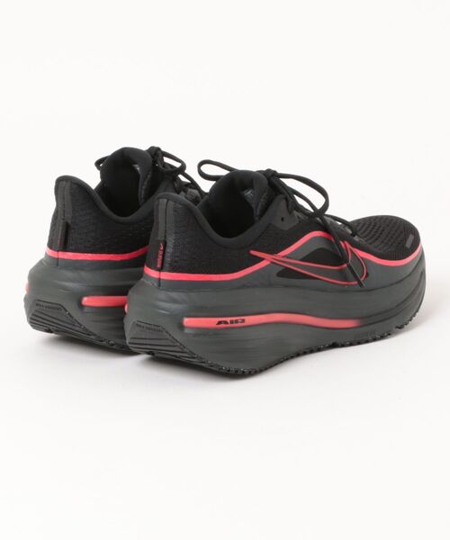 NIKE(ナイキ)の「NIKE ナイキ AIR WINFLO 12【軽量】メンズスニーカー ランニングシューズ 厚底(エアウィンフロー12) HV9272-005 ブラック/ブラック/レッドオービット(スニーカー・メンズ・ブラック×レッド・28.0cm/27.5cm/27.0cm/26.5cm/26.0cm/25.5cm/30.0cm/29.0cm)」の2枚目の写真