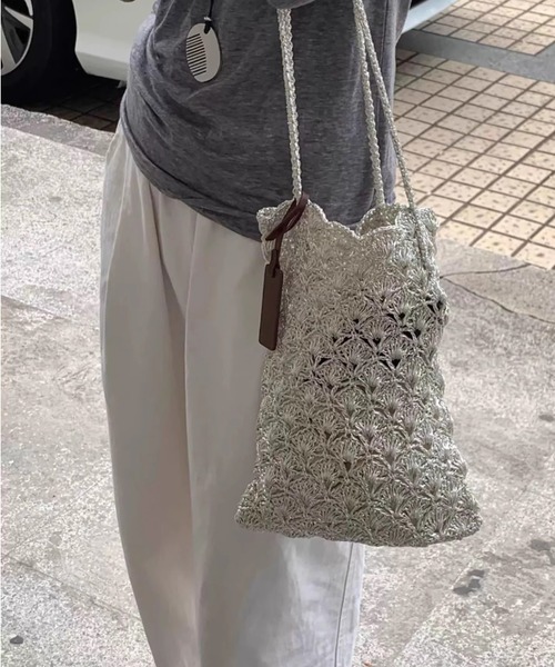 tolene(トレネ)の「メタリック ペーパーバッグ風 ショルダーバッグ(ショルダーバッグ・レディース・シルバー/ゴールド・FREE)」の14枚目の写真