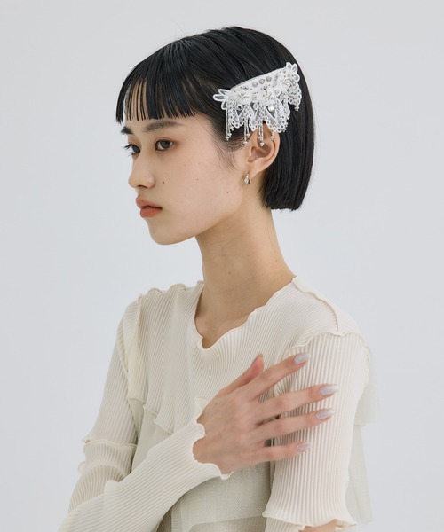 tanakadaisuke(タナカダイスケ)の「【tanakadaisuke/タナカダイスケ】Snow bijou barrette left/スノービジューバレッタ(左側用)(バレッタ/ヘアクリップ・レディース・ホワイト・FREE)」の3枚目の写真