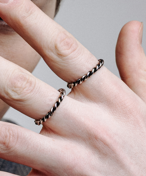 SCALETTOBLACK（スカーレットブラック）の「RAM013 Dark Twist Ring（リング・メンズ・その他・9h/8h/7h）」の2枚目の写真