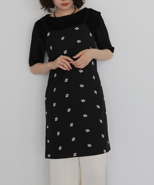 cheriella(シェリエラ)の「【cheriella】フラワー刺繍チュニックキャミ FLORAL EMBROIDERY TUNIC CAMI(ベスト・レディース・ブラック/グリーン・FREE)」の2枚目の写真