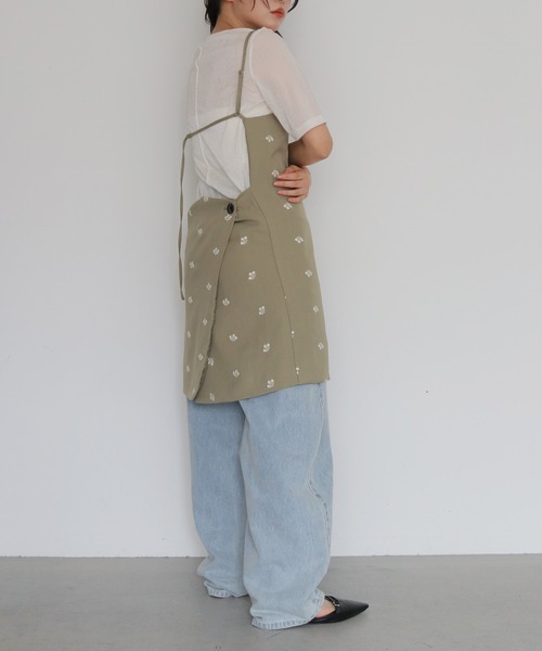 cheriella(シェリエラ)の「【cheriella】フラワー刺繍チュニックキャミ FLORAL EMBROIDERY TUNIC CAMI(ベスト・レディース・ブラック/グリーン・FREE)」の22枚目の写真