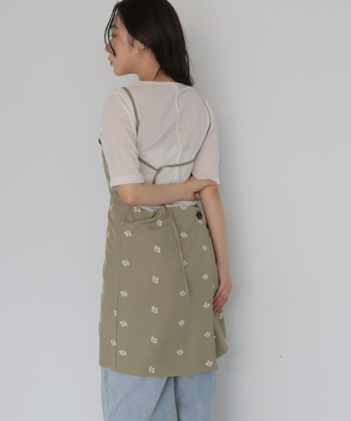 cheriella(シェリエラ)の「【cheriella】フラワー刺繍チュニックキャミ FLORAL EMBROIDERY TUNIC CAMI(ベスト・レディース・ブラック/グリーン・FREE)」の19枚目の写真