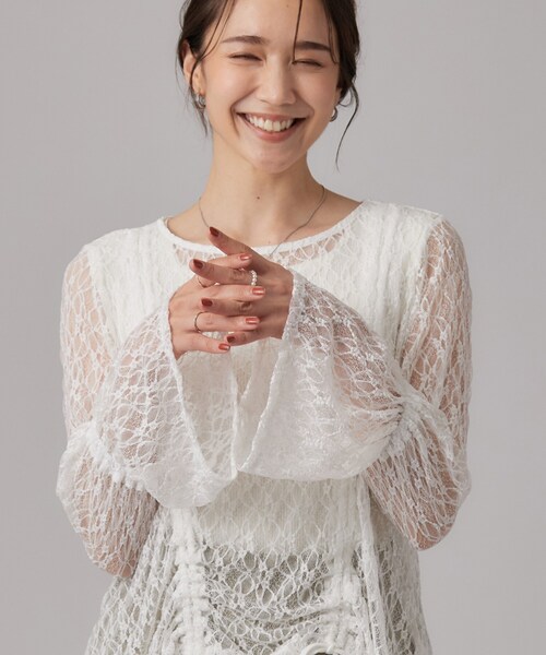 SHOO・LA・RUE(シューラルー)の「レースで華やかに映える 旬な透け感の レースシャーリングトップス(Tシャツ/カットソー・レディース・ブラック/ホワイト・00)」の1枚目の写真