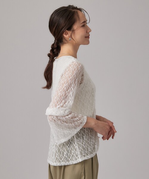SHOO・LA・RUE(シューラルー)の「レースで華やかに映える 旬な透け感の レースシャーリングトップス(Tシャツ/カットソー・レディース・ブラック/ホワイト・00)」の4枚目の写真
