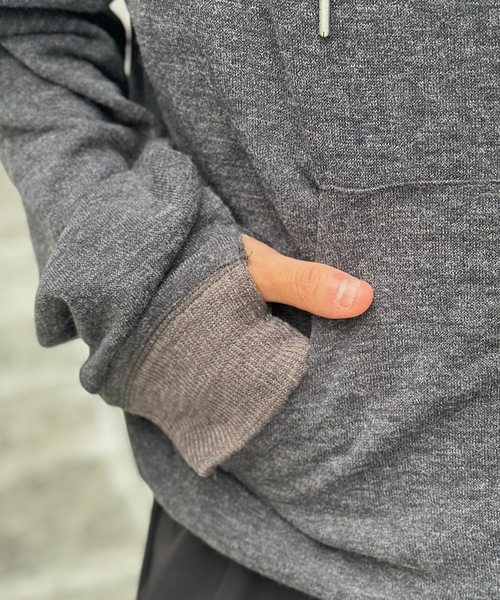 MandO(エムオー)(エムオー)の「【ユニセックス】異素材切替配色ニットジップパーカー(パーカー・メンズ・ブラック/チャコールグレー・LARGE/MEDIUM)」の4枚目の写真