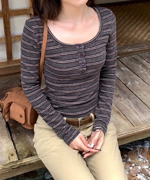 SHEENA(シーナ)の「ボーダーヘンリーネックロンT(Tシャツ/カットソー・レディース・ダークブラウン/グレー・M)」の4枚目の写真
