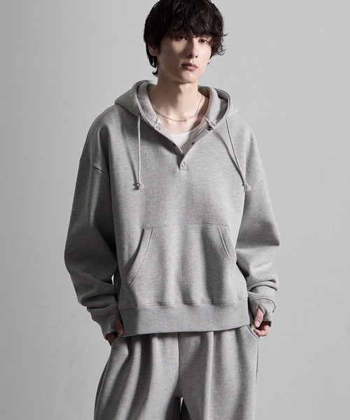 RUUBON(ルーボン)の「【RUUBON】brushed lining henley neck hoodie / 裏起毛ヘンリーネックパーカー(パーカー・メンズ・ダークグレー/グレー・L/M/S)」の2枚目の写真