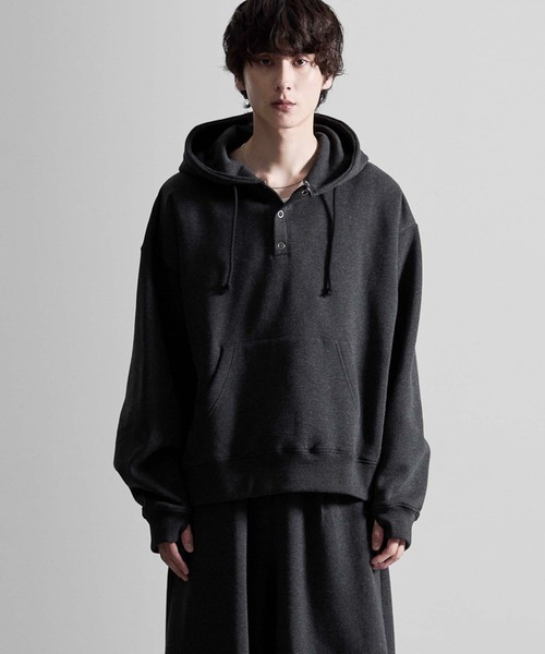 RUUBON(ルーボン)の「【RUUBON】brushed lining henley neck hoodie / 裏起毛ヘンリーネックパーカー(パーカー・メンズ・ダークグレー/グレー・L/M/S)」の9枚目の写真