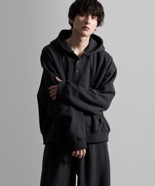 RUUBON(ルーボン)の「【RUUBON】brushed lining henley neck hoodie / 裏起毛ヘンリーネックパーカー(パーカー・メンズ・ダークグレー/グレー・L/M/S)」の10枚目の写真
