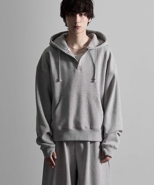 RUUBON(ルーボン)の「【RUUBON】brushed lining henley neck hoodie / 裏起毛ヘンリーネックパーカー(パーカー・メンズ・ダークグレー/グレー・L/M/S)」の13枚目の写真