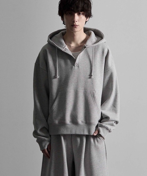 RUUBON(ルーボン)の「【RUUBON】brushed lining henley neck hoodie / 裏起毛ヘンリーネックパーカー(パーカー・メンズ・ダークグレー/グレー・L/M/S)」の14枚目の写真