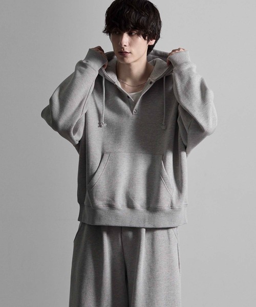RUUBON(ルーボン)の「【RUUBON】brushed lining henley neck hoodie / 裏起毛ヘンリーネックパーカー(パーカー・メンズ・ダークグレー/グレー・L/M/S)」の15枚目の写真