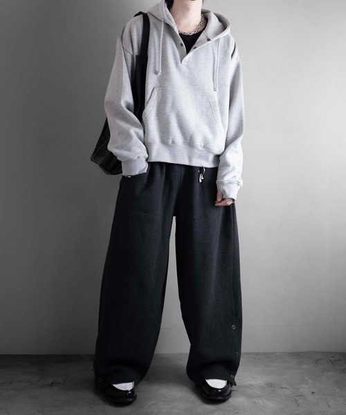 RUUBON(ルーボン)の「【RUUBON】brushed lining henley neck hoodie / 裏起毛ヘンリーネックパーカー(パーカー・メンズ・ダークグレー/グレー・L/M/S)」の3枚目の写真