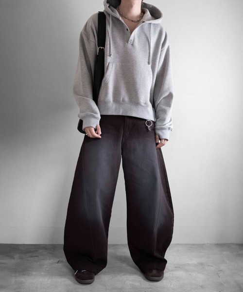 RUUBON(ルーボン)の「【RUUBON】brushed lining henley neck hoodie / 裏起毛ヘンリーネックパーカー(パーカー・メンズ・ダークグレー/グレー・L/M/S)」の6枚目の写真