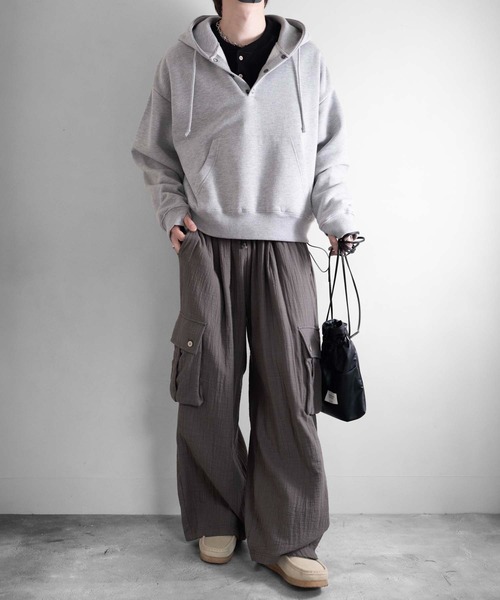 RUUBON(ルーボン)の「【RUUBON】brushed lining henley neck hoodie / 裏起毛ヘンリーネックパーカー(パーカー・メンズ・ダークグレー/グレー・L/M/S)」の8枚目の写真