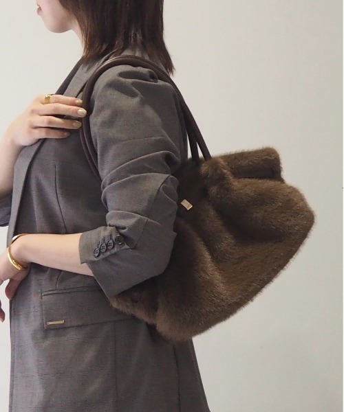 GUSCIO(グッシオ)の「【グッシオベーシック】フェイクファー ベルテッド トートバッグ / ハンドバッグ(トートバッグ・レディース・ブラック/ブラウン/アイボリー/キャメル・FREE)」の1枚目の写真